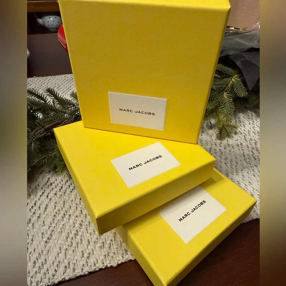 💛 MED Marc Jacobs gift box. 4.75 x 4.75 x 1.75 in. Iconic yellow, Authentic, new